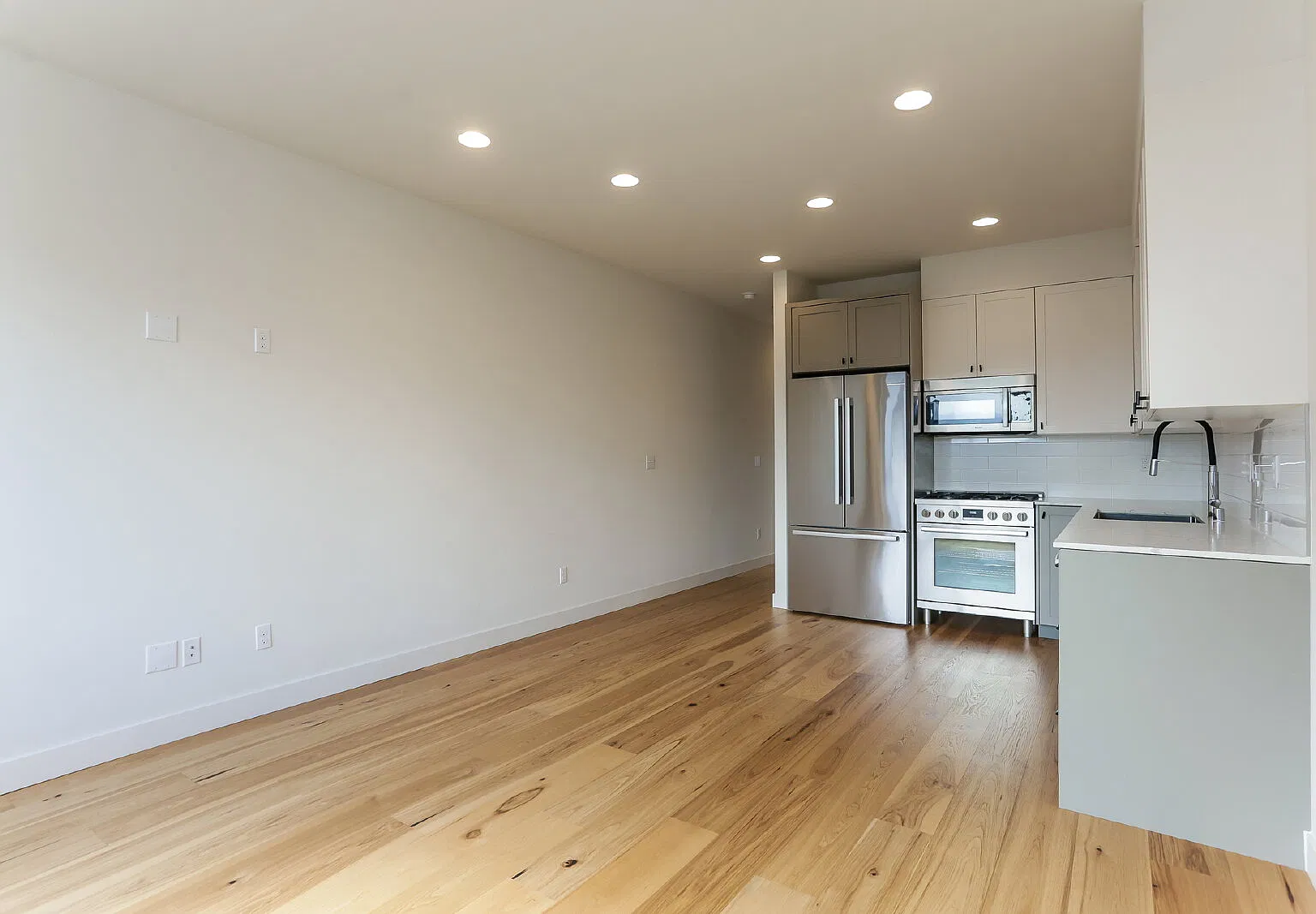 2 bed, 2.0 bath, 1080 sqft, $3,445 — Photo 4