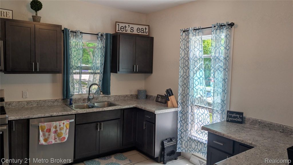 301 Mill St, Flushing, MI - View 4