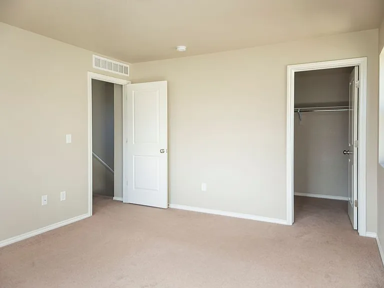 532 Walhalla Ct — Photo 17
