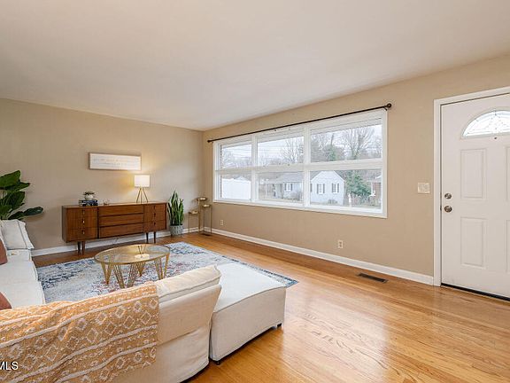 5th image of 1350 Dewey Ave