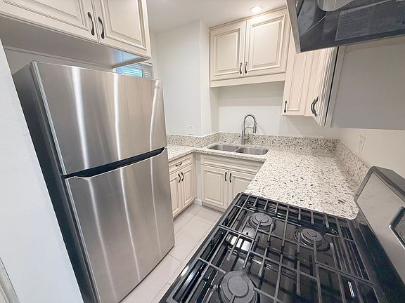 5th image of 3016 Honolulu Ave APT 8