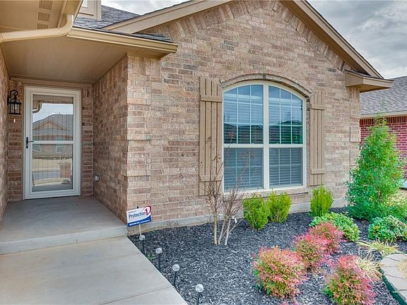 3rd image of 1004 Laurel Creek Dr