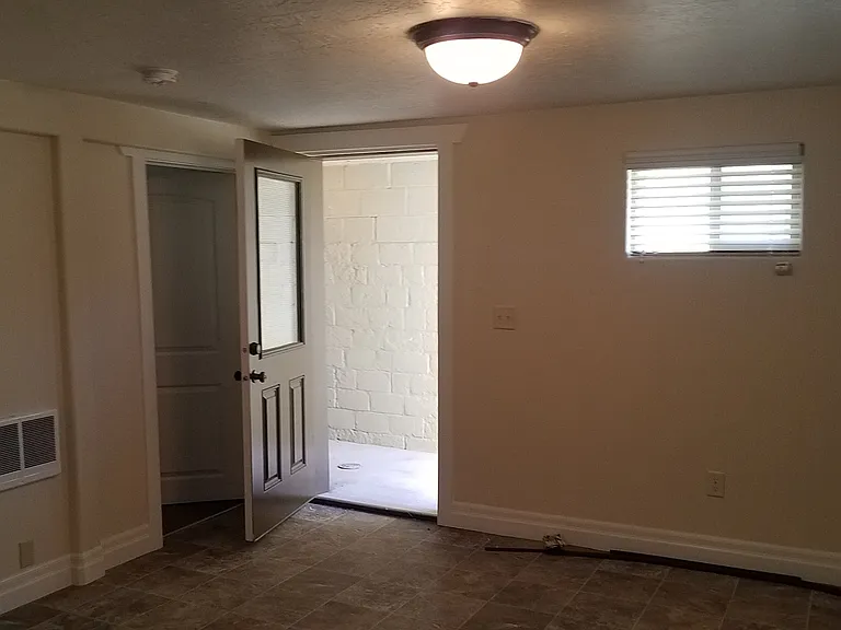 457 N 400 W #B — Photo 3