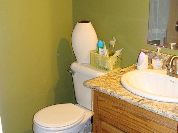 main bathroom (has tub)