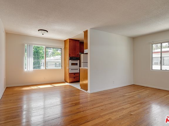 3rd image of 2548 N Beachwood Dr