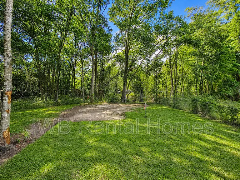 1213 Moat St — Photo 10