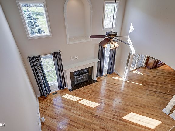 12th image of 405 Heather View Dr