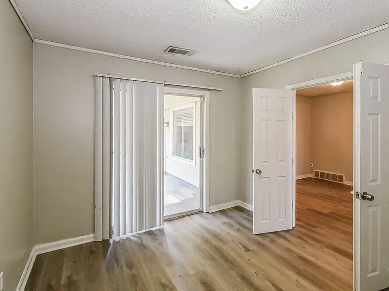 4864 Barkshire Dr — Photo 8