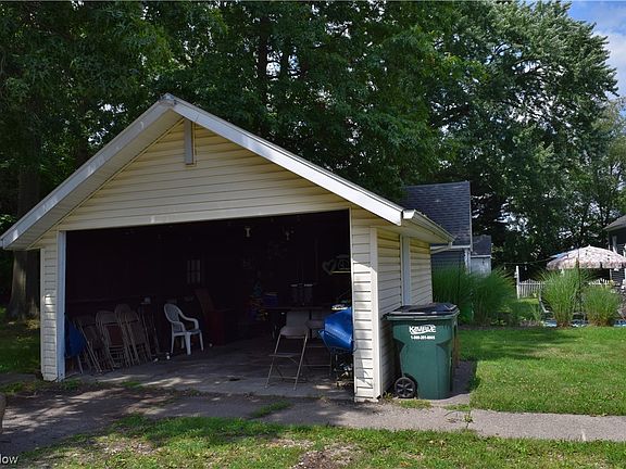 2nd image of 192 5th St NE