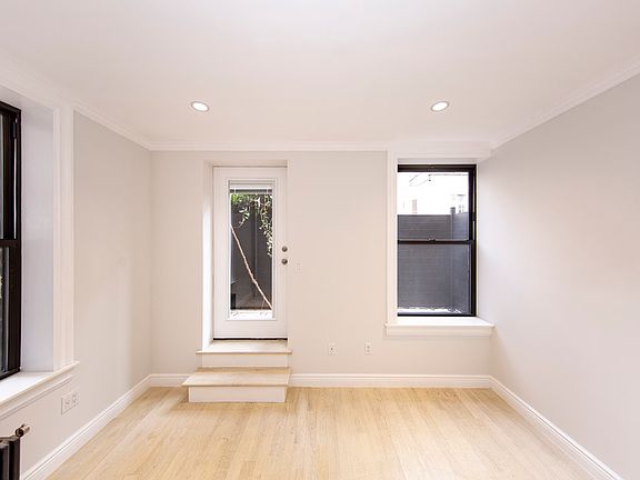 4th image of 51 W 11th St #Rr2