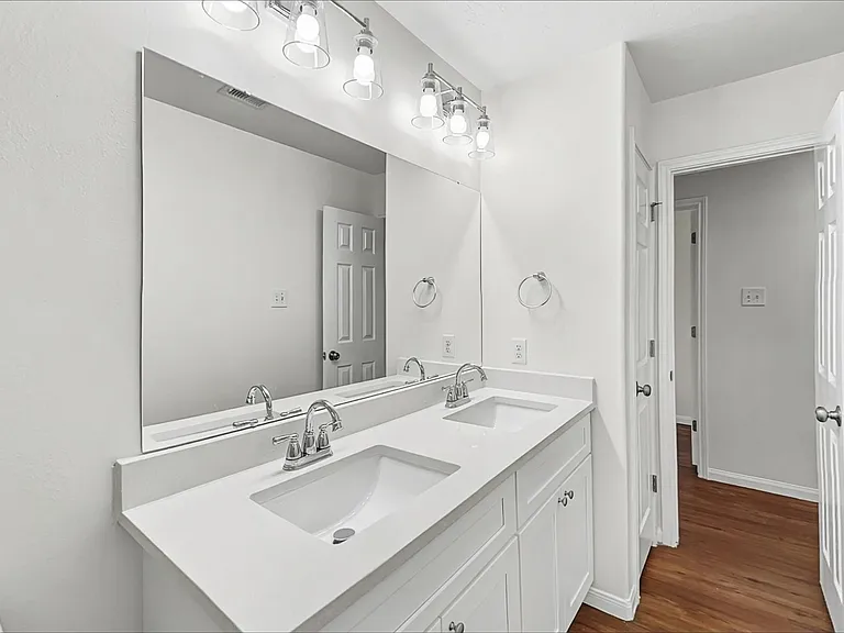 3934 Hawthorne Glen Ct — Photo 12