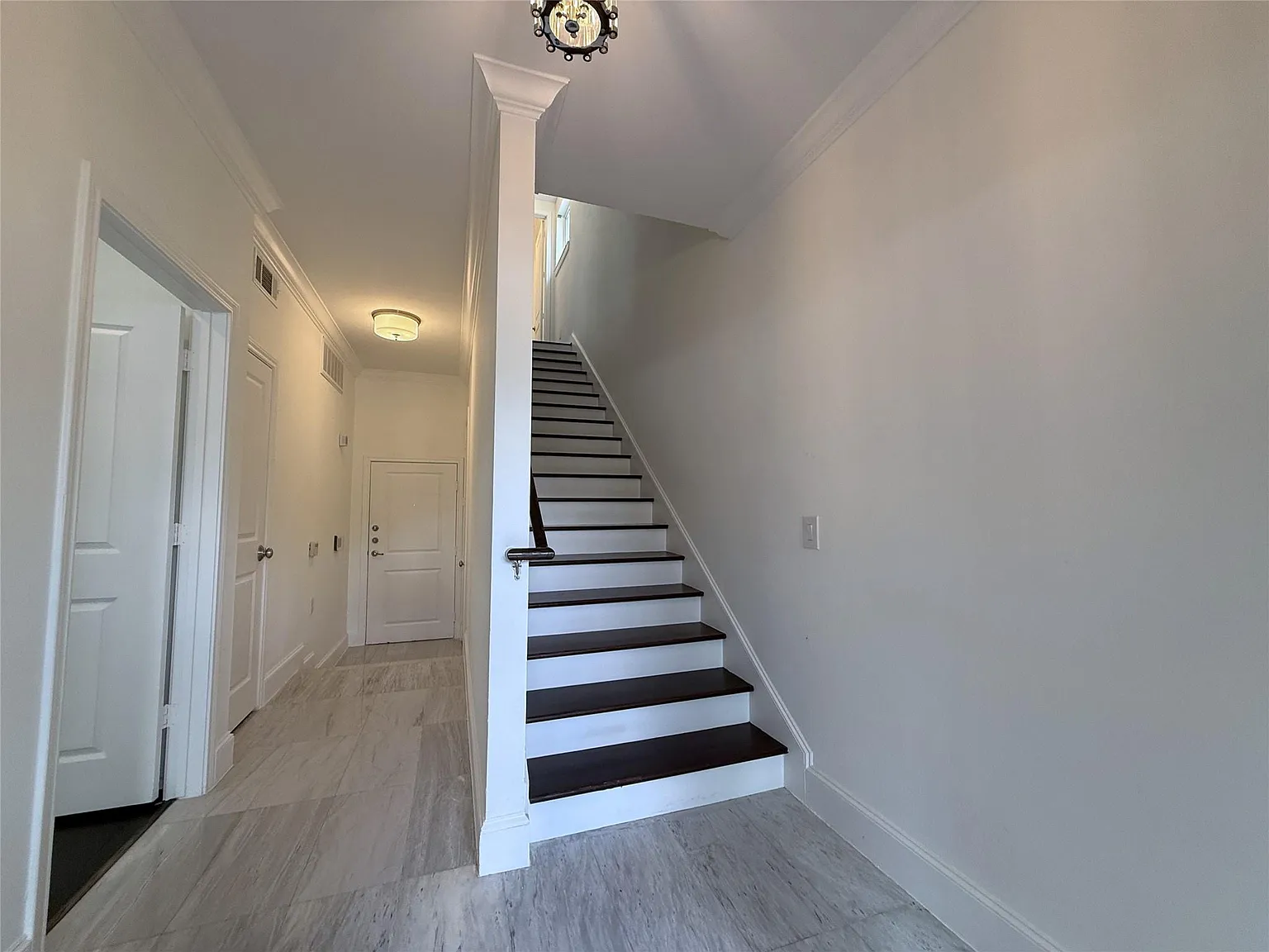 3 bed, 5.0 bath, 2495 sqft, $3,950 — Photo 2