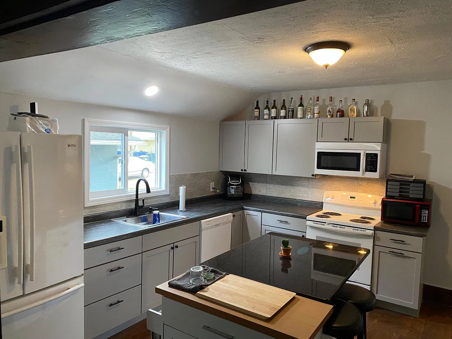 3 bed, 1342 sqft, $2,400 — Photo 2