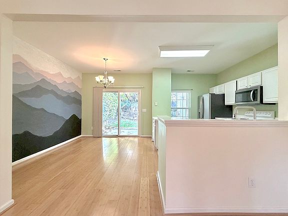 4th image of 302 Orchard Park Dr