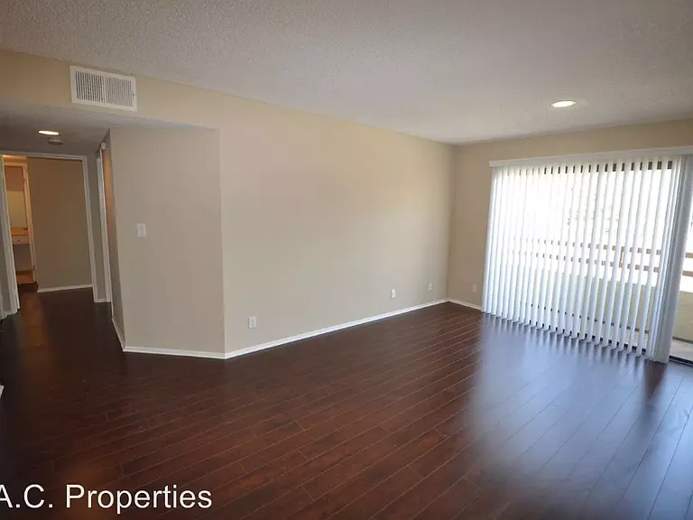 11760 Hamlin St — Photo 6