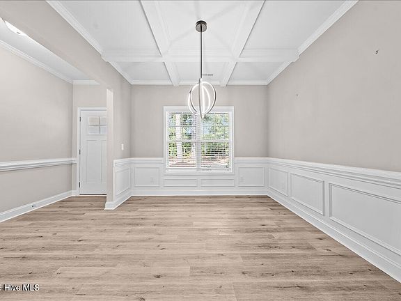 4th image of 400 Gretchen Road
