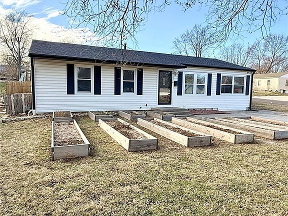 3rd image of 1116 N Swope Dr