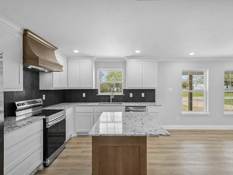 304 N Main St — Photo 10