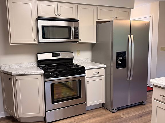 3rd image of 205 Hilltop Cir