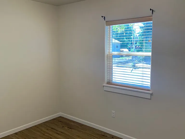 702 College St — Photo 14