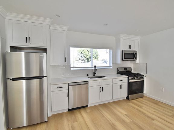 3rd image of 11645 Moorpark St #11649