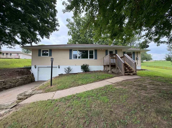1070 Roosevelt St, Dubuque, IA 52001