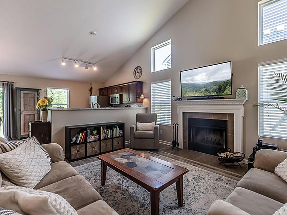 4th image of 8991 Emerald Hill Dr