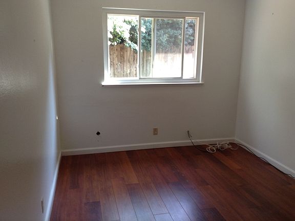 3rd image of 839 Columbia Dr