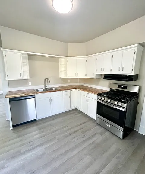 Large Kitchen w/New Appliances & Fridge