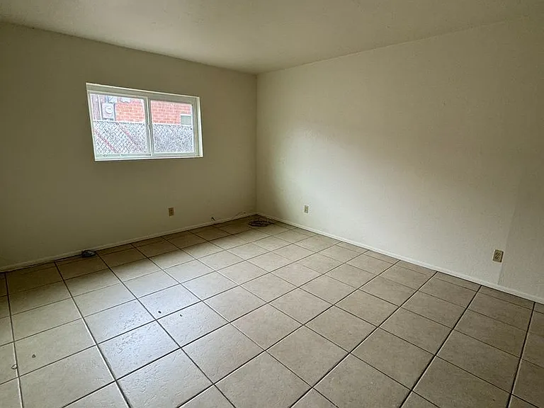 2873 N Fontana Ave — Photo 3
