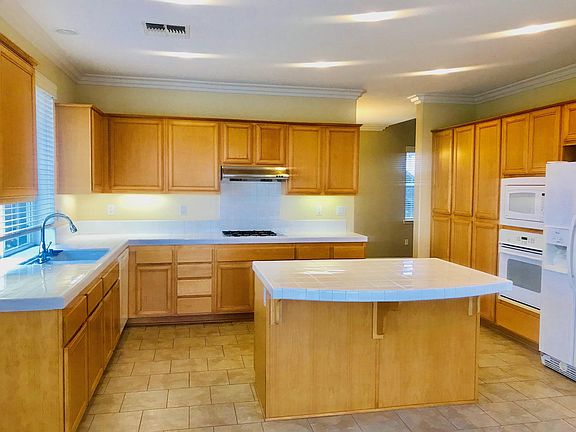 3rd image of 705 Casita Ln