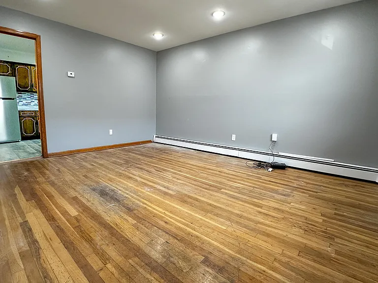 325-327 John St #5 — Photo 5