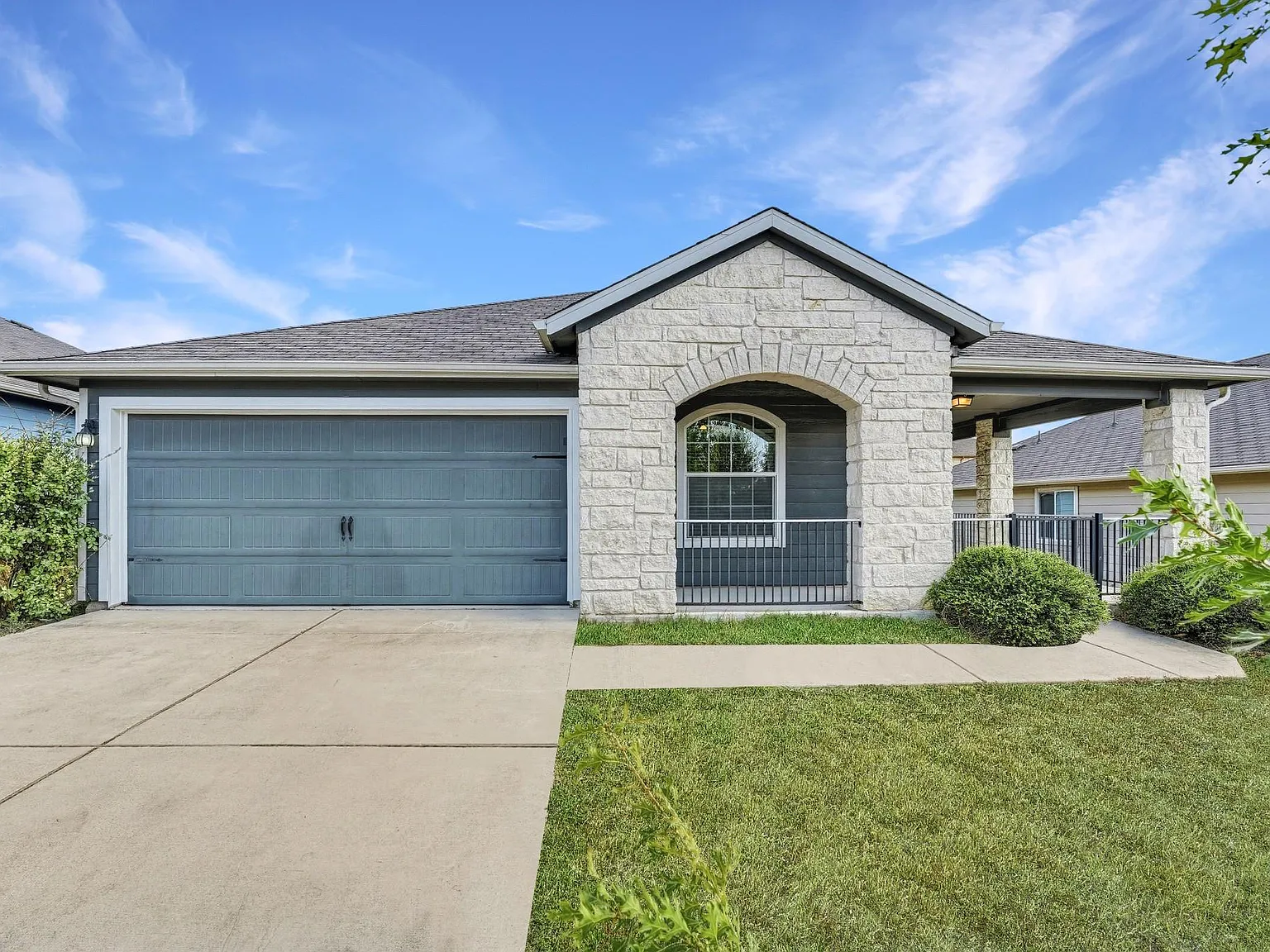 4 bed, 2.0 bath, 1939 sqft, $2,100 — Photo 2