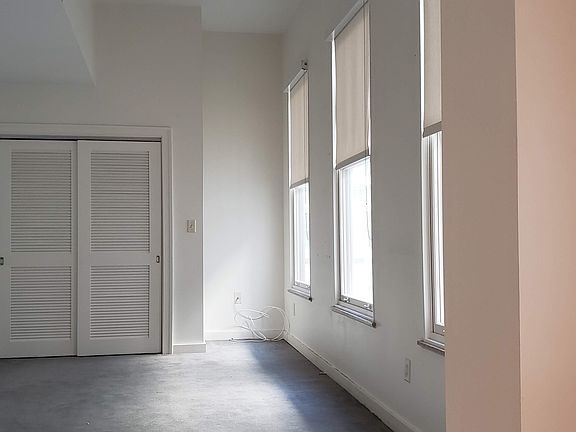 Bedroom w-large closet