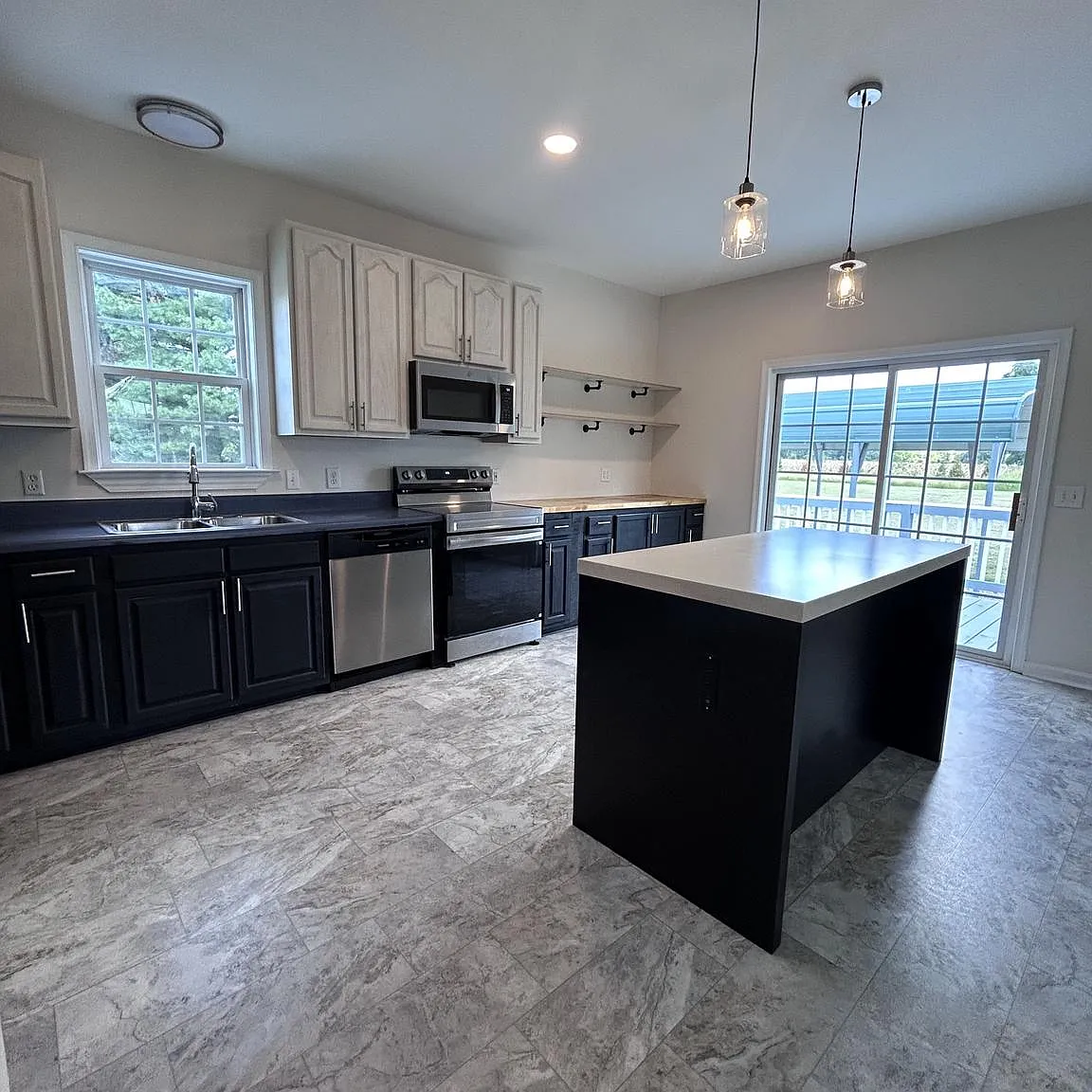 3 bed, 2.5 bath, 2052 sqft, $2,200 — Photo 4