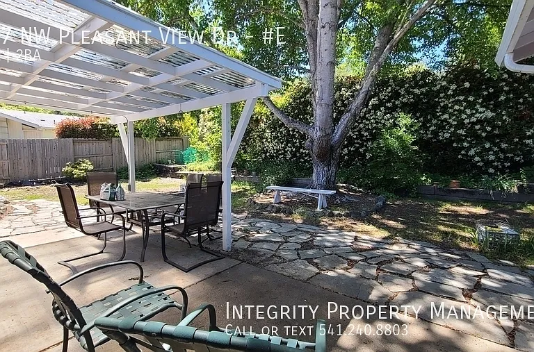 347 NW Pleasant View Dr #E — Photo 20