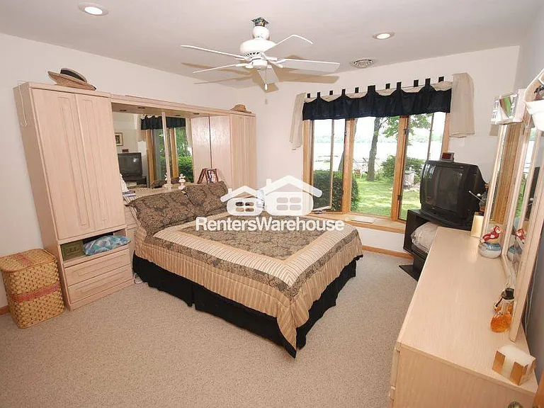 2310 N Lake Dr — Photo 9