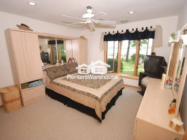 2310 N Lake Dr, Oconomowoc, WI 53066