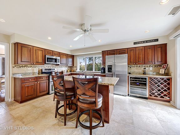 5th image of 6 Oak Brook Club Dr APT J305