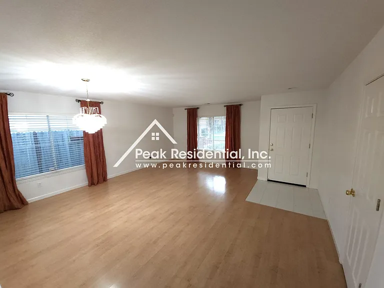 2727 Hinton Cir — Photo 6