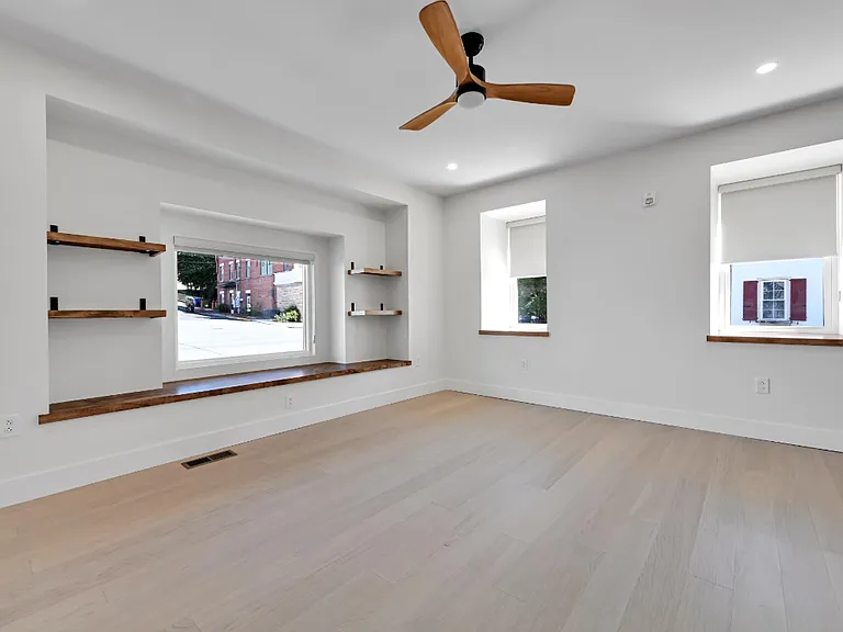 132 E Market St #101 — Photo 3