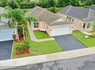 9239 Arborwood Cir, Davie, FL 33328