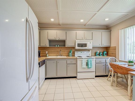 3rd image of 38 Glades Blvd APT 1