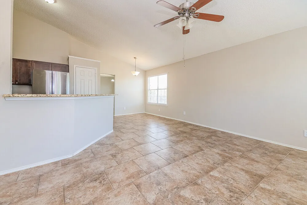 3 bed, 2.0 bath, 1647 sqft, $2,160 — Photo 4