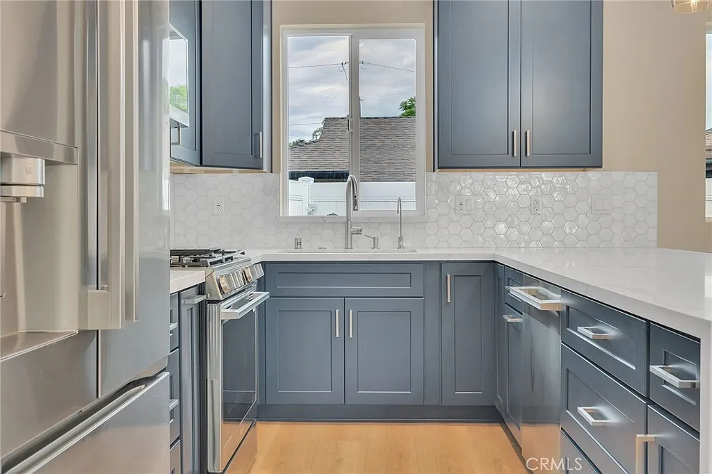 2 bed, 1000 sqft, $3,995 — Photo 3