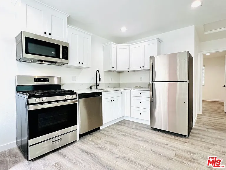 2628 N Beachwood Dr #7/8 — Photo 10