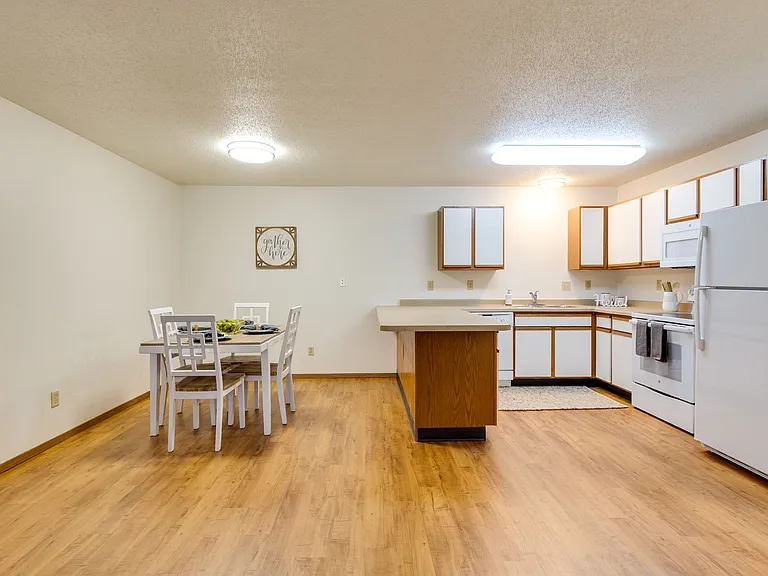 Dakota E & W Apartments — Photo 14