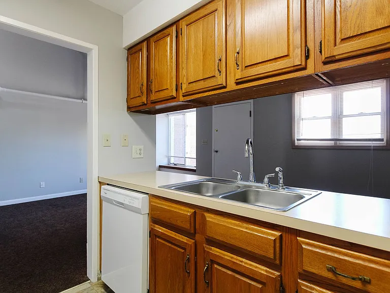 1712 W University Ave — Photo 11