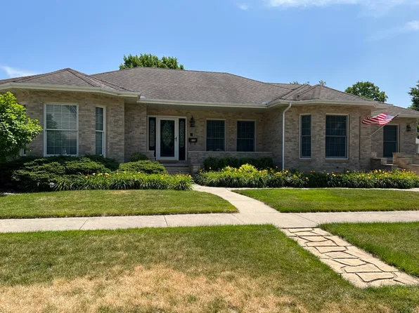 606 N Monroe St, Clinton, IL 61727