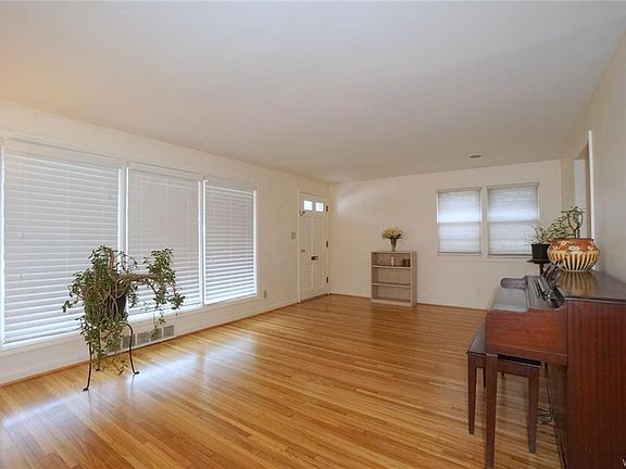 3rd image of 120 Pearce Dr